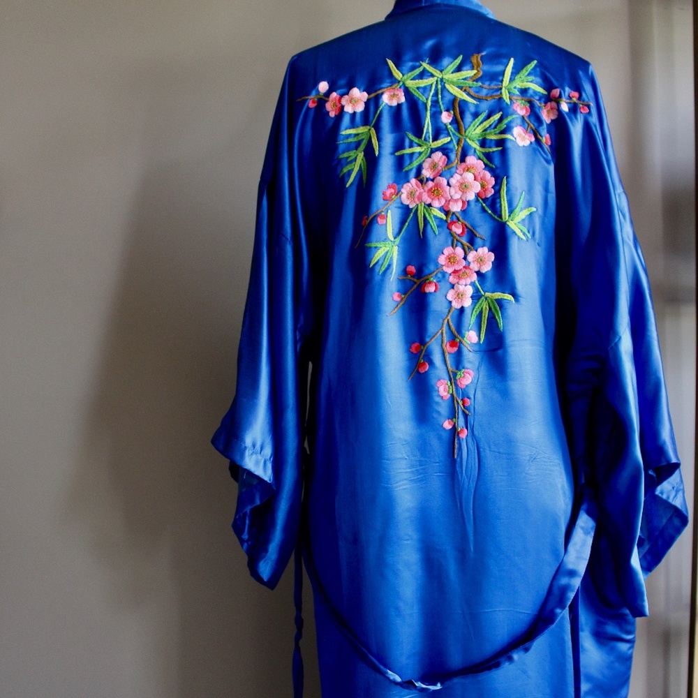 Vintage 100% silk embroidered Kimono Robe Blue